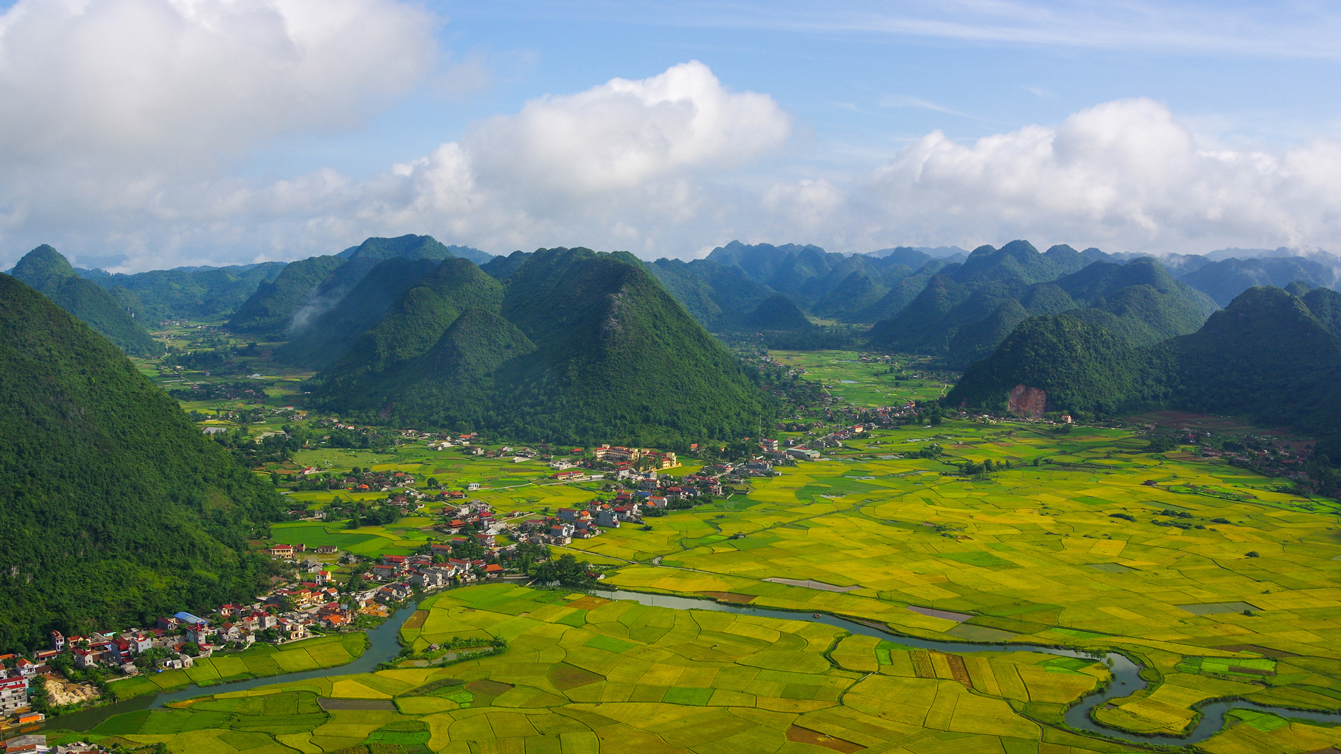 Valleys and Highlands wallpaper